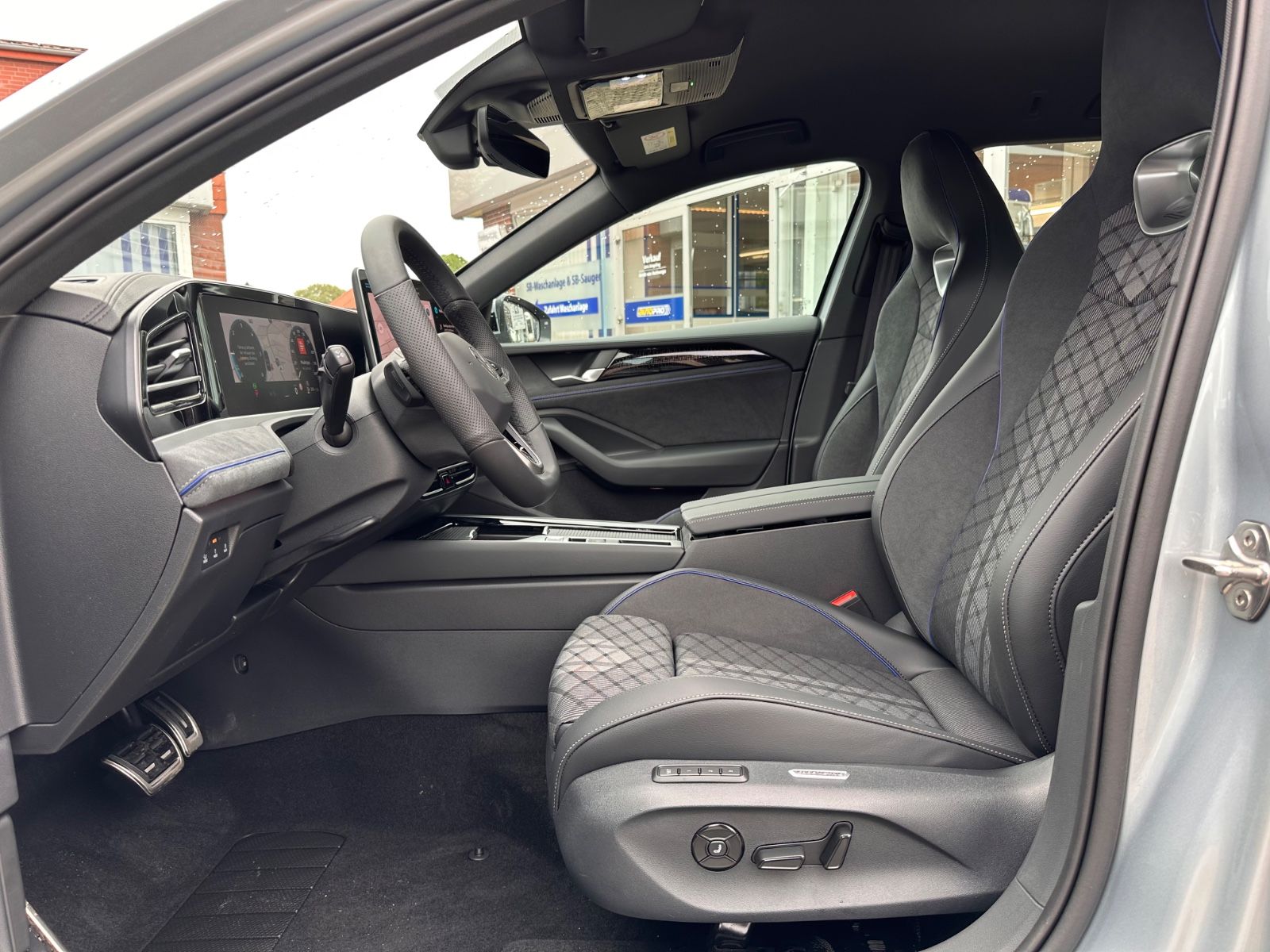 Fahrzeugabbildung Volkswagen Passat Variant 2.0 TDI 4M R-Line Matrix/AHK/Navi