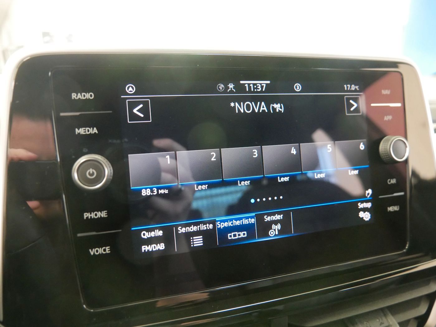 Fahrzeugabbildung Volkswagen T-Roc 1.5 TSI R-Line DSG Kamera ACC LED SHZ+LHZ