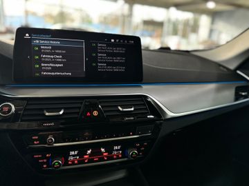 Fahrzeugabbildung BMW 530e xDr Tuor AHK Pano ACC HUD D/K Laserlicht