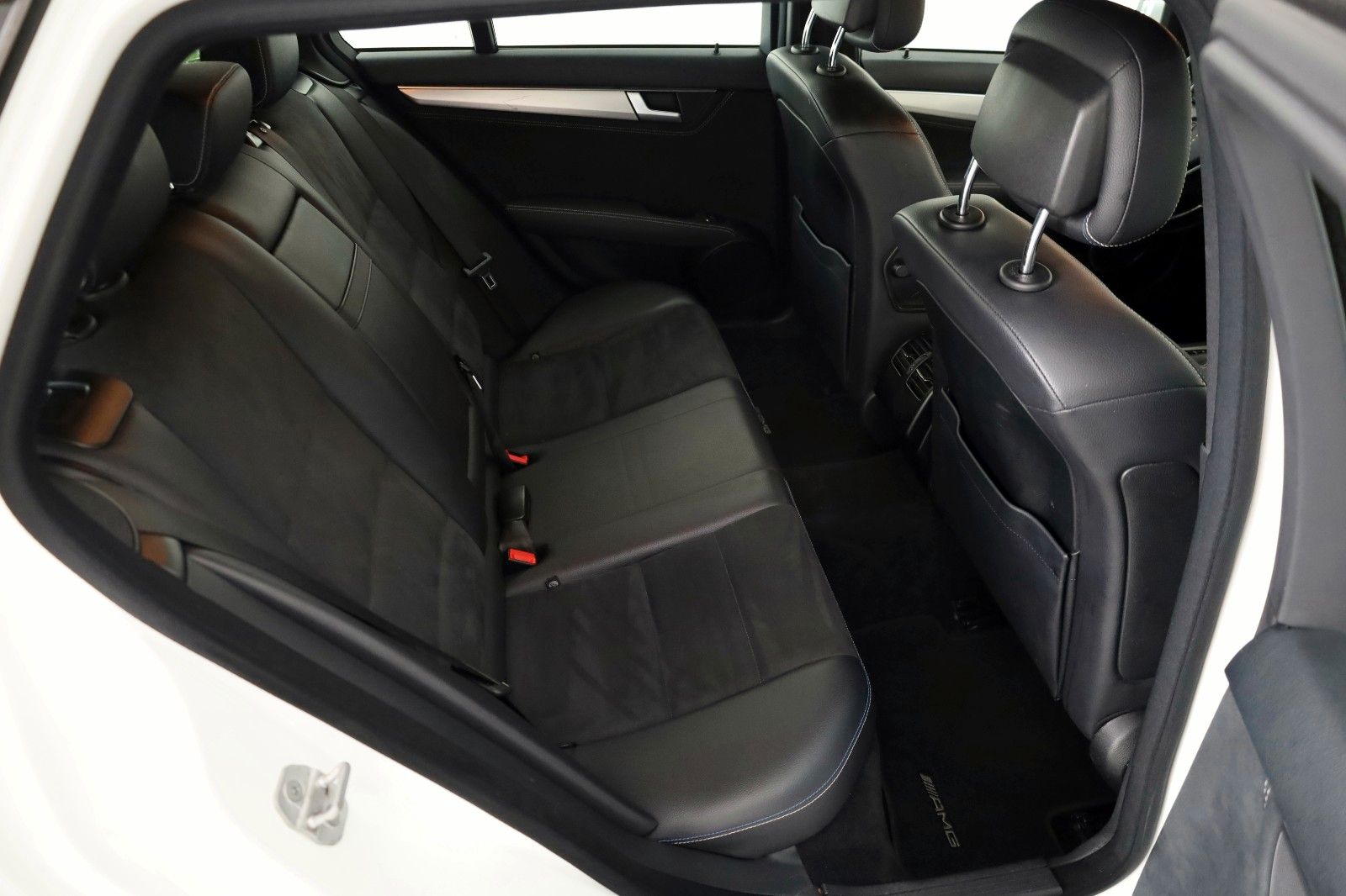 Fahrzeugabbildung Mercedes-Benz C 300CDI 4M T AMG TLeder,Navi,Xenon,SH,PDC,SR+WR
