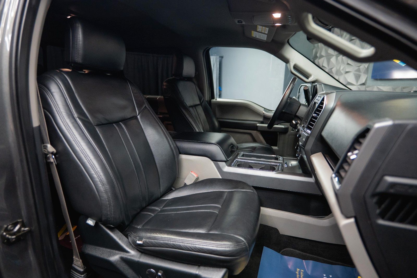 Fahrzeugabbildung Ford F150 5.0L V8 4x4 Offroad XLT SupCrew Unfallfrei