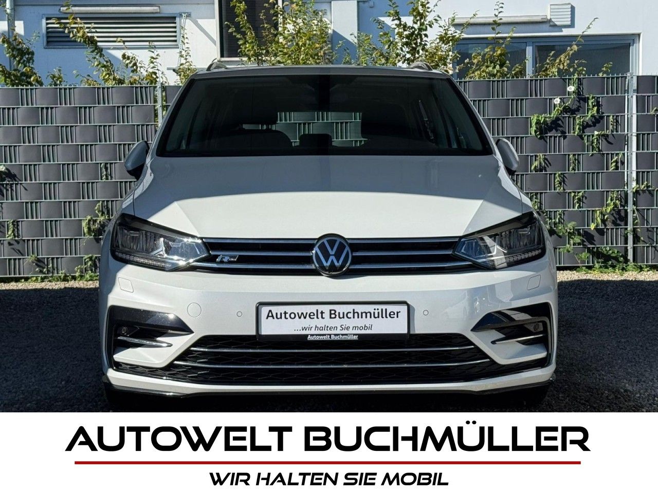 Gebrauchtwagen Volkswagen Touran Touran 1.5 TSI DSG,R-LINE,7-SITZE,PANO,AHK,CAM in Nersingen