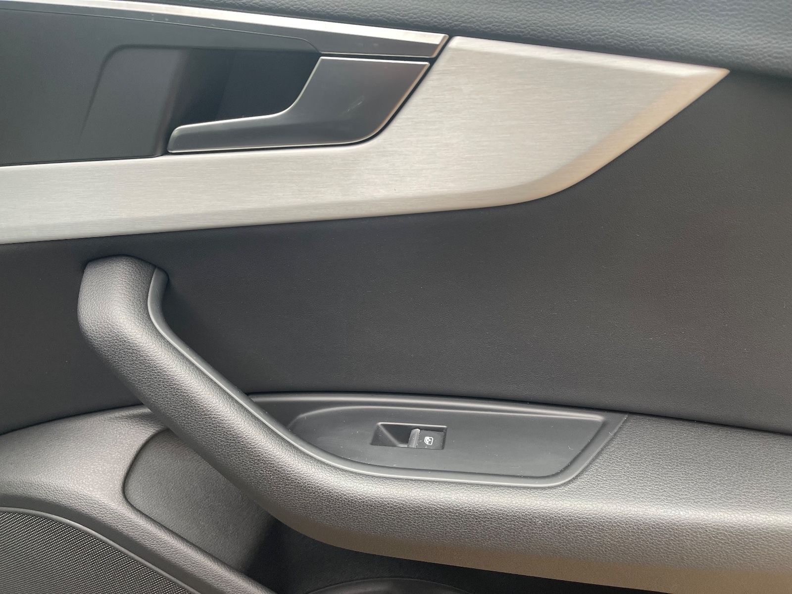 Fahrzeugabbildung Audi A4 Avant S-Line AHK*LED*PDC*TEILLEDER*TEMPO+