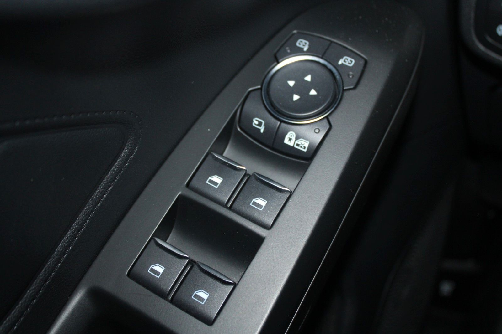 Fahrzeugabbildung Ford Focus 1,5 EB ST-Line Pano HUD LED ACC CAM Winter