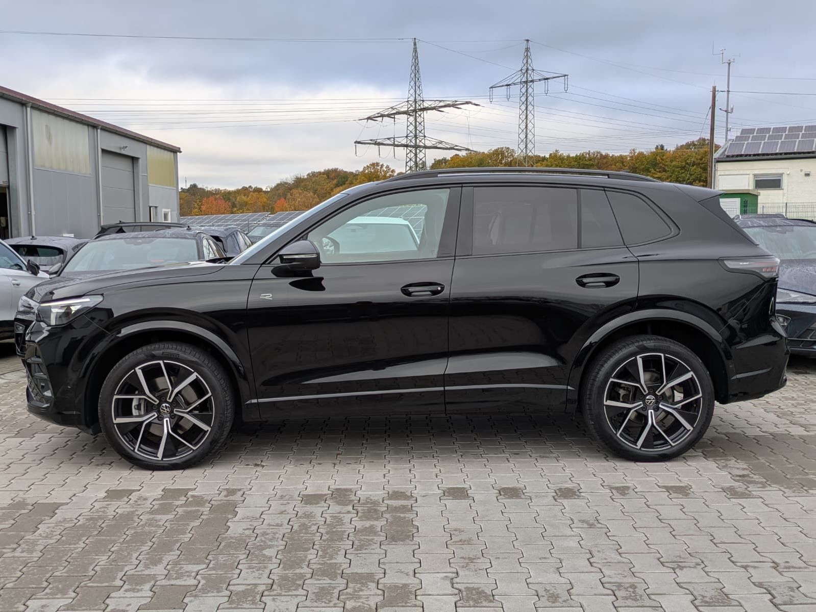 Fahrzeugabbildung Volkswagen Tiguan 2.0 TDI 4M R-Line PANO*H&K*AHK*MATRIX*20"