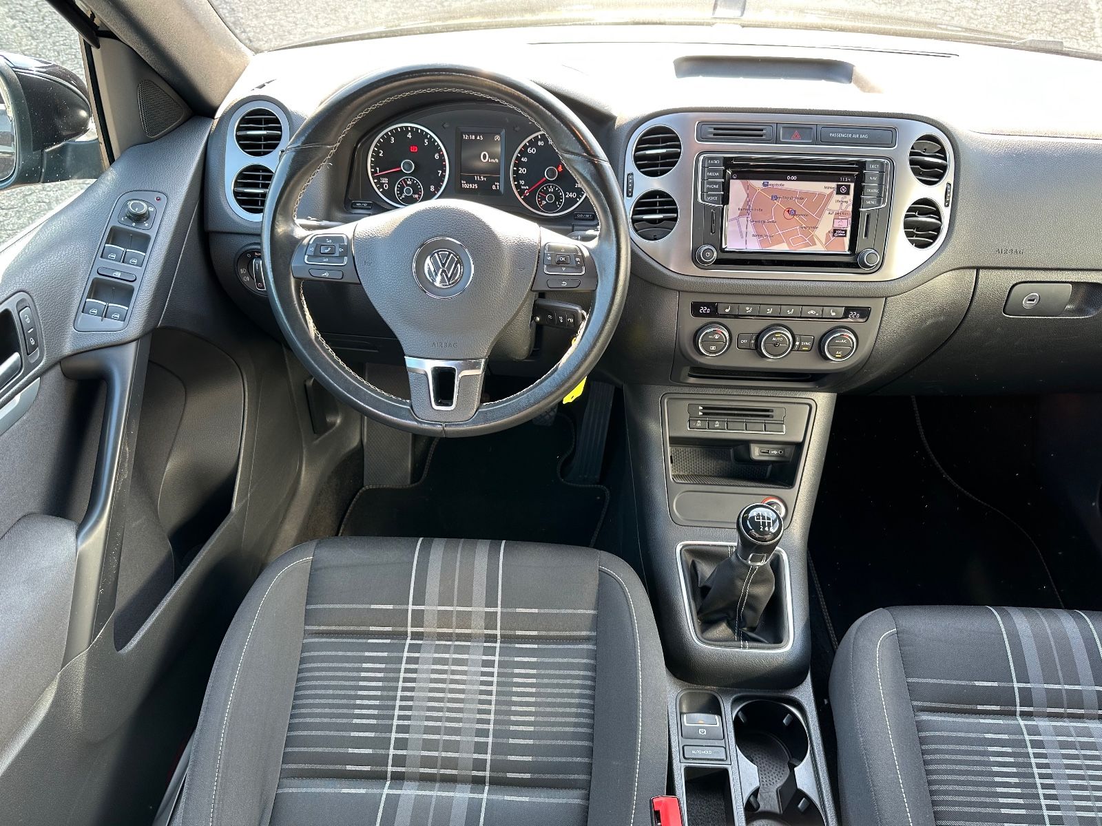 Fahrzeugabbildung Volkswagen Tiguan 1.4 TSI R-Line AHK/Navi/GRA/SHZG