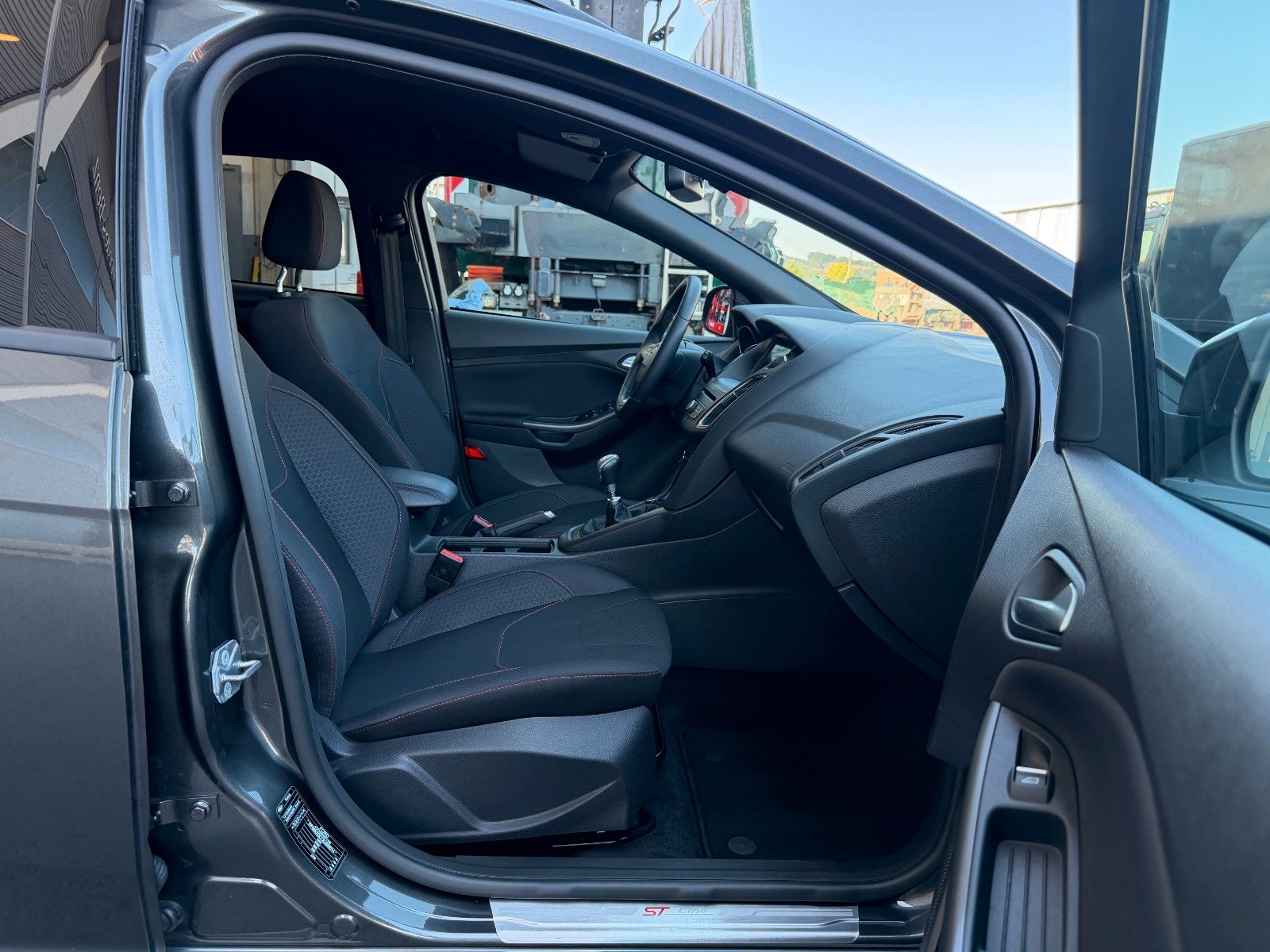 Fahrzeugabbildung Ford Focus Turnier ST+SportfahrW+BiXenon+Alcantara