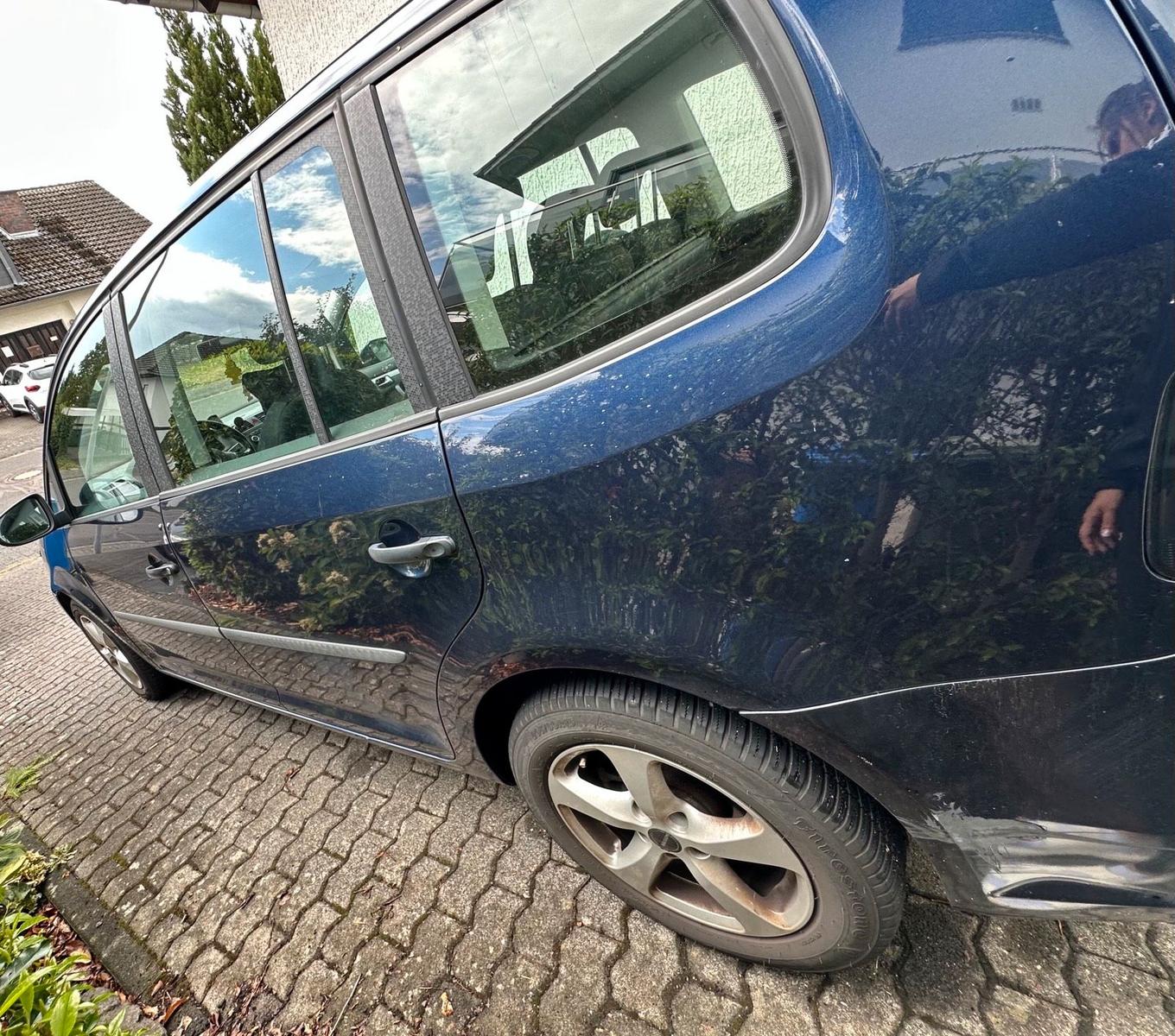 Volkswagen Touran 2012 — interior