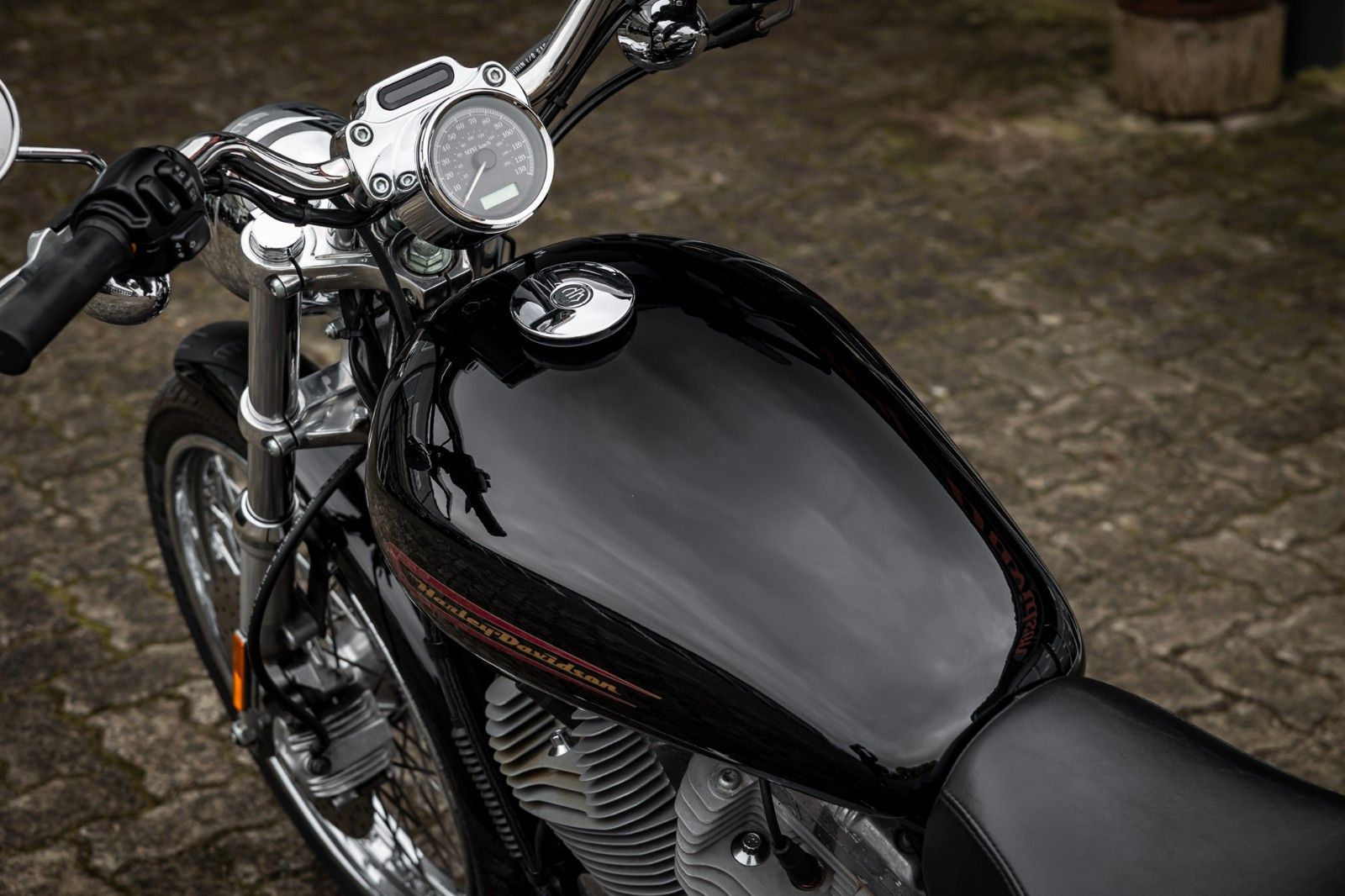 Fahrzeugabbildung Harley-Davidson XL883C CUSTOM SPORTSTER - VORVERLEGTE FUßRASTE