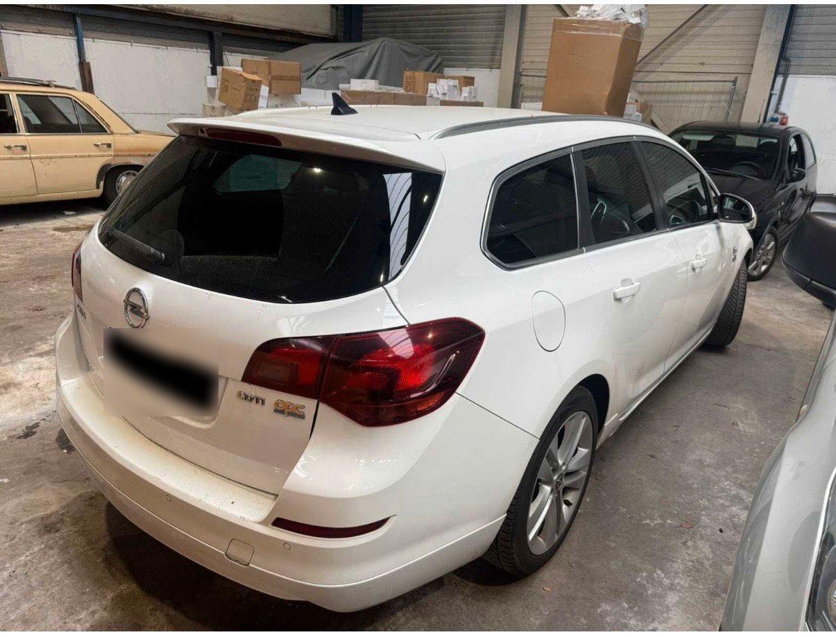 Opel Astra 2011 — rear view