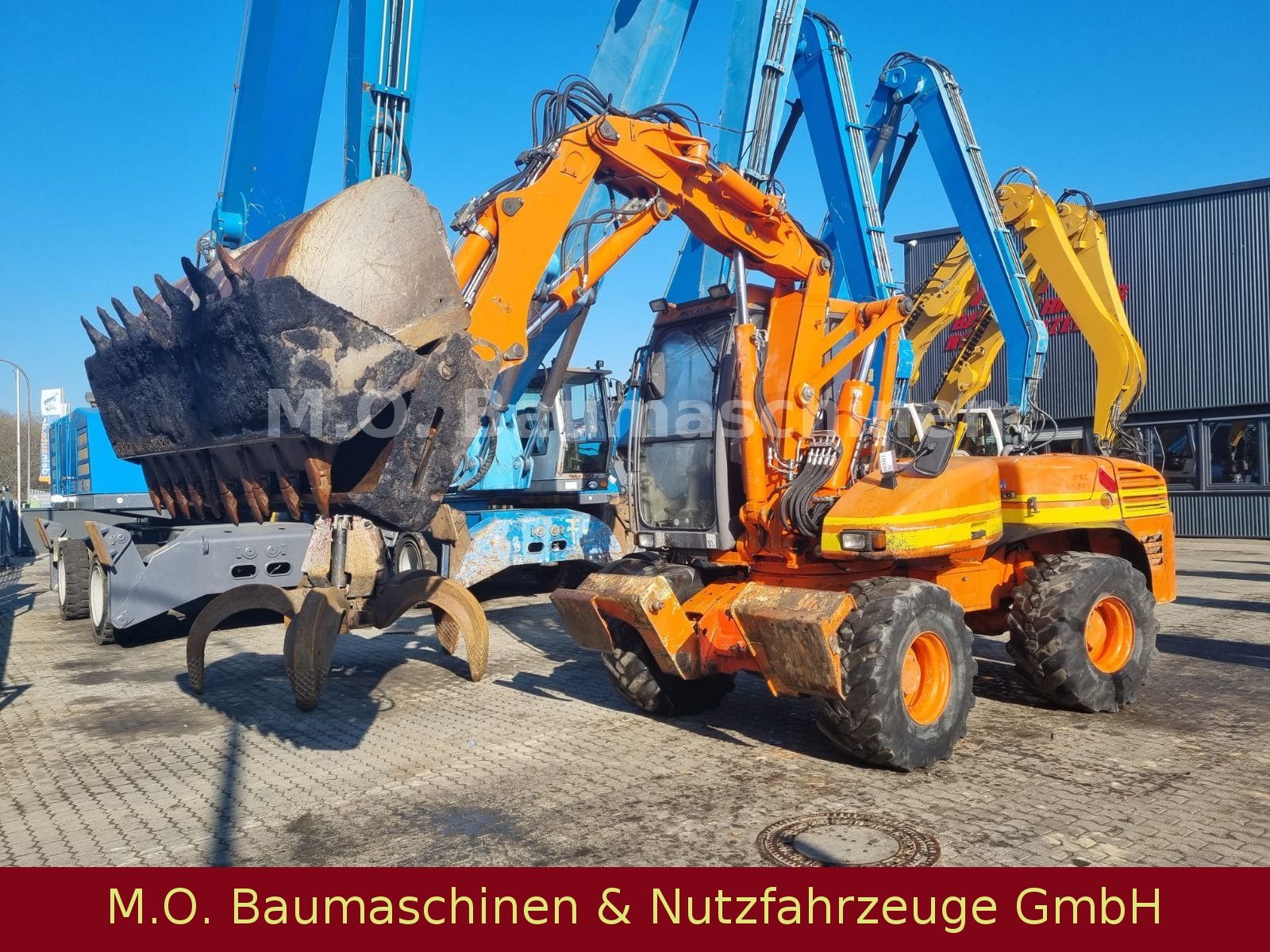 Fahrzeugabbildung MECALAC 12 MTX  / Klappschaufel / Gabel / 3x Tieflöffel