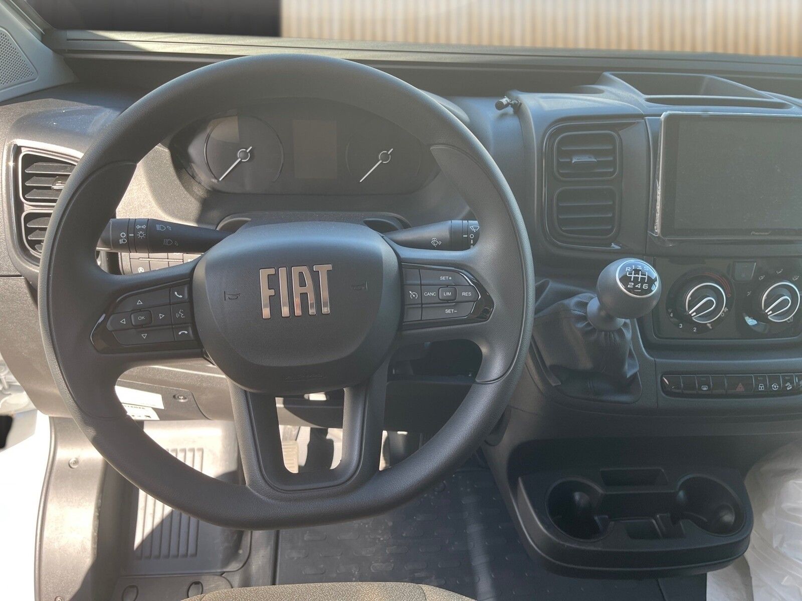 Fahrzeugabbildung Forster Livin Up FV599EBL Aktion! / Pioneer DAB, Markise