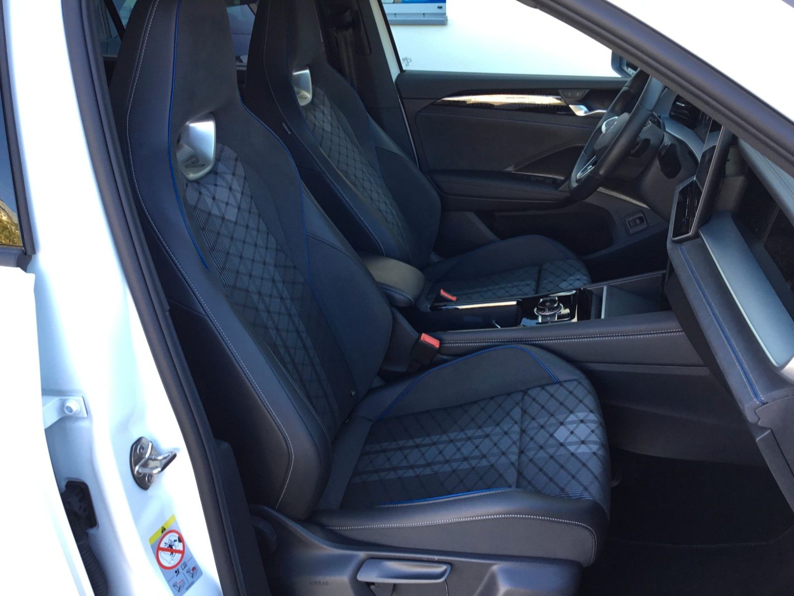 Fahrzeugabbildung Volkswagen Tayron 2.0TDI DSG 4M R-Line+Standh.+AHK+Pano+20"
