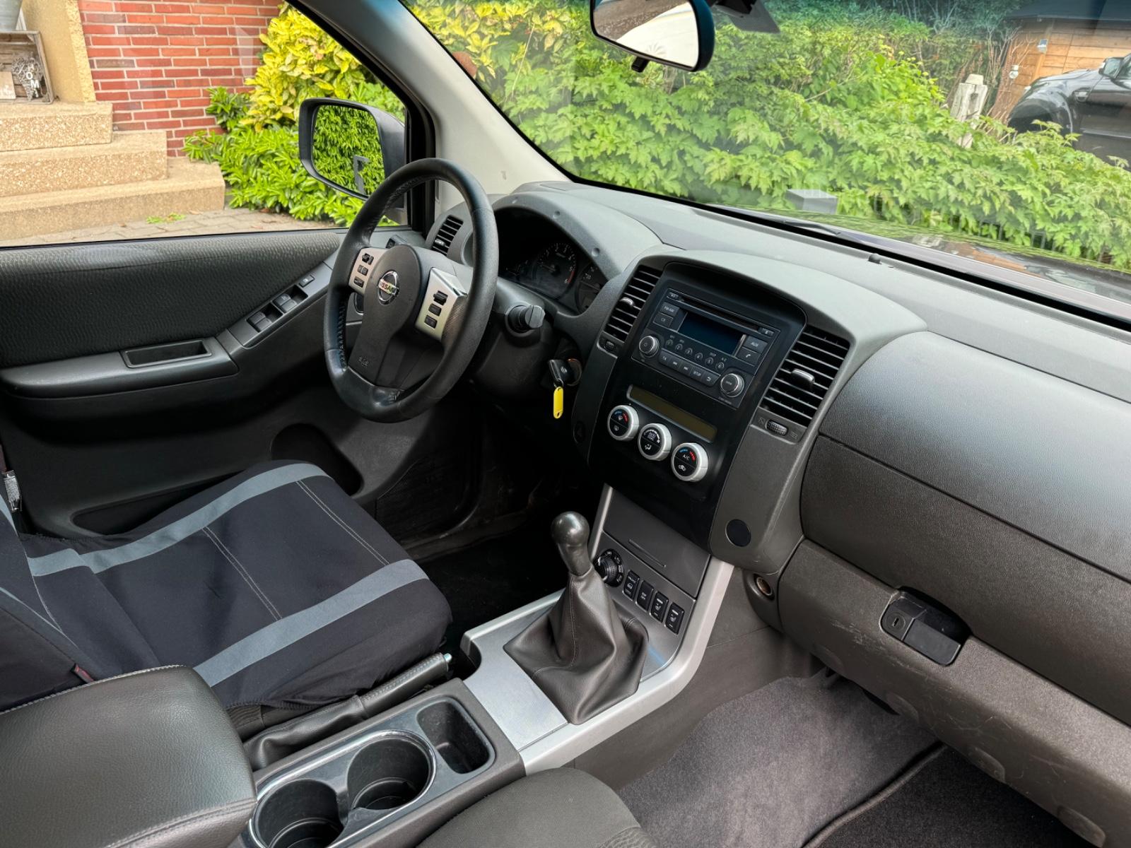 NISSAN NAVARA 2.5 dCi 190ch 4X4 - DOUBLE CAB - HARD-TOP - ATTELAGE - SIÈGES CHAUFFANTS - CLIM BIZONE