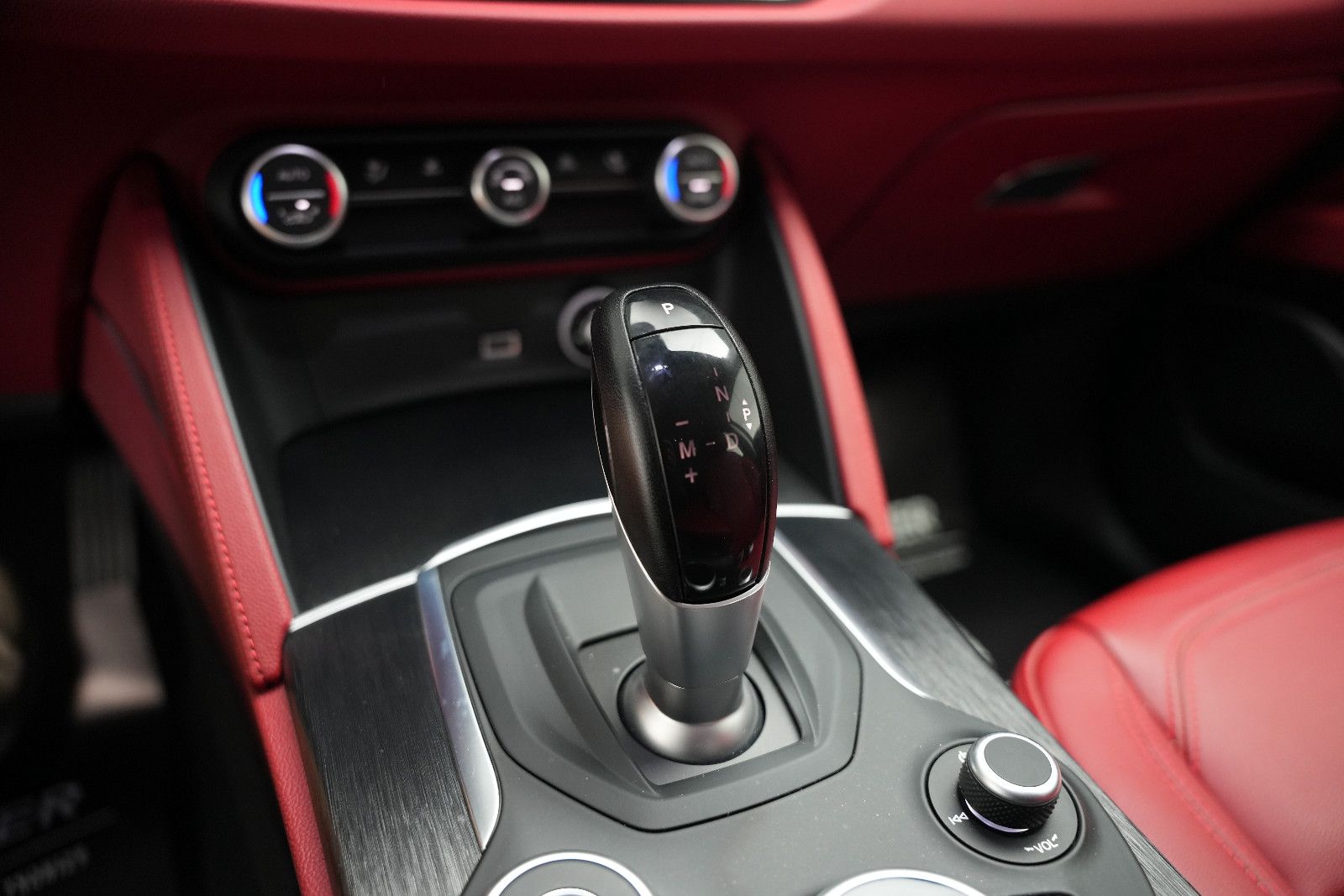 Fahrzeugabbildung Alfa Romeo Stelvio Super Q4/BI-XENON/PDC/AUTOMATIK/SPURHALT