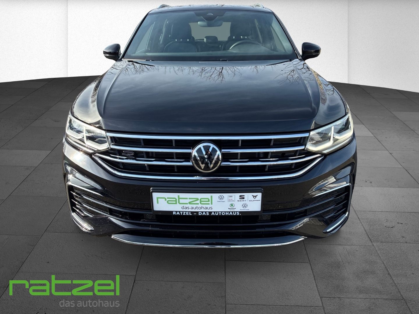 Fahrzeugabbildung Volkswagen Tiguan 2.0 TSI R-Line 4Motion Sportpaket AHK-