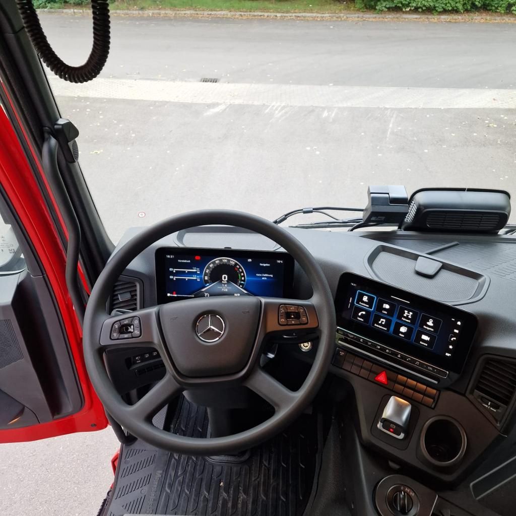 Fahrzeugabbildung Mercedes-Benz Arocs 3246 Meiller Dreiseitenkipper 8x4/4 Navi