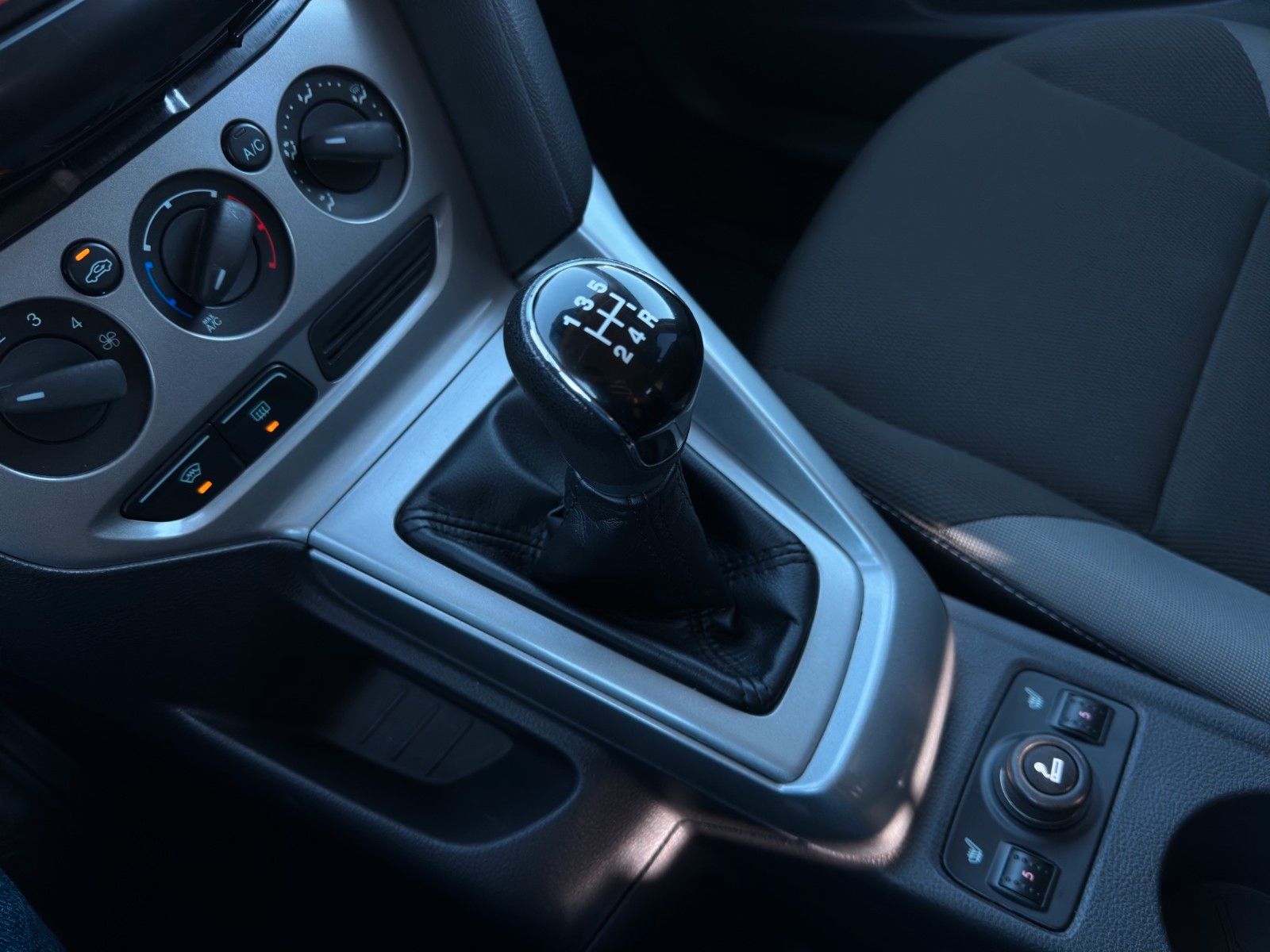Fahrzeugabbildung Ford Focus Turnier *AHK*Sitzheizung*Service Neu