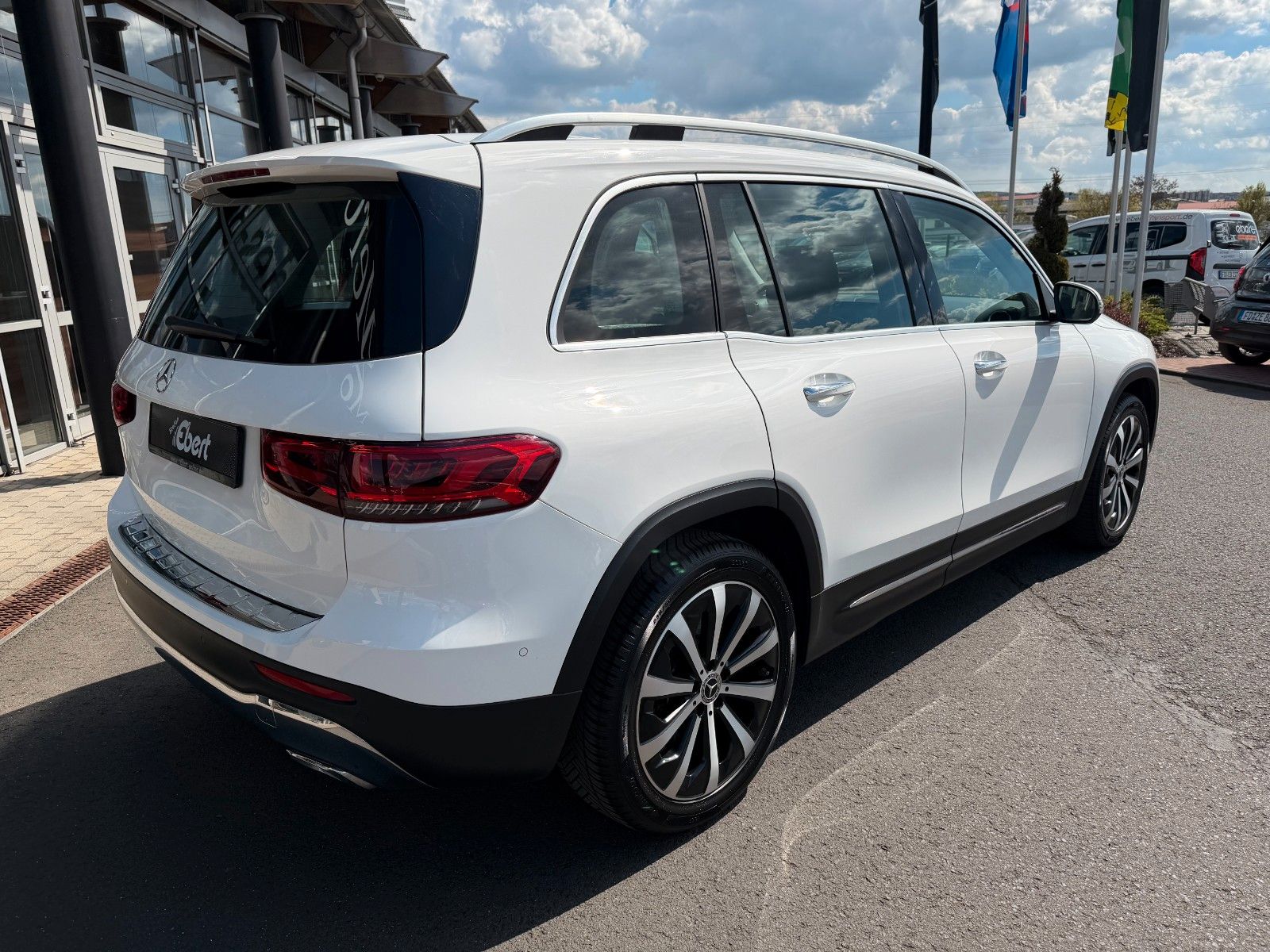 Fahrzeugabbildung Mercedes-Benz GLB 200d 4M 7Sitzer+StandH+Pano+Distr+AHK+360+