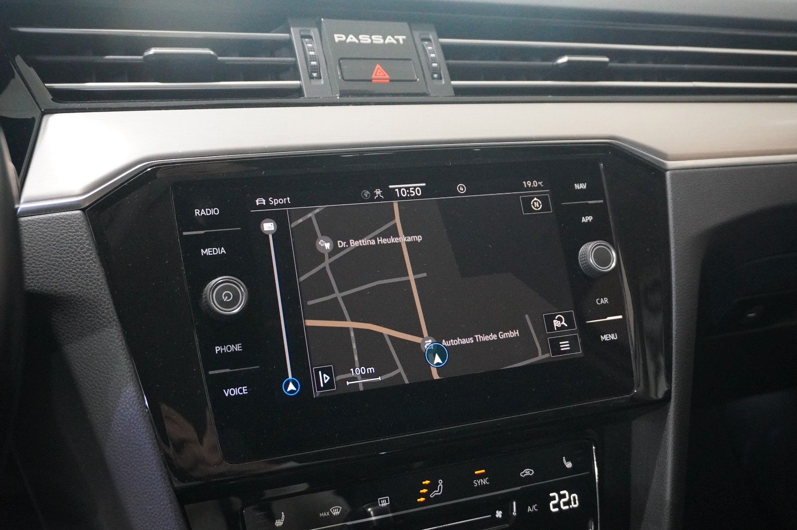 Fahrzeugabbildung Volkswagen Passat VARI. 2.0D R-LINE 4M NAVI/LED/KAMERA/AHK