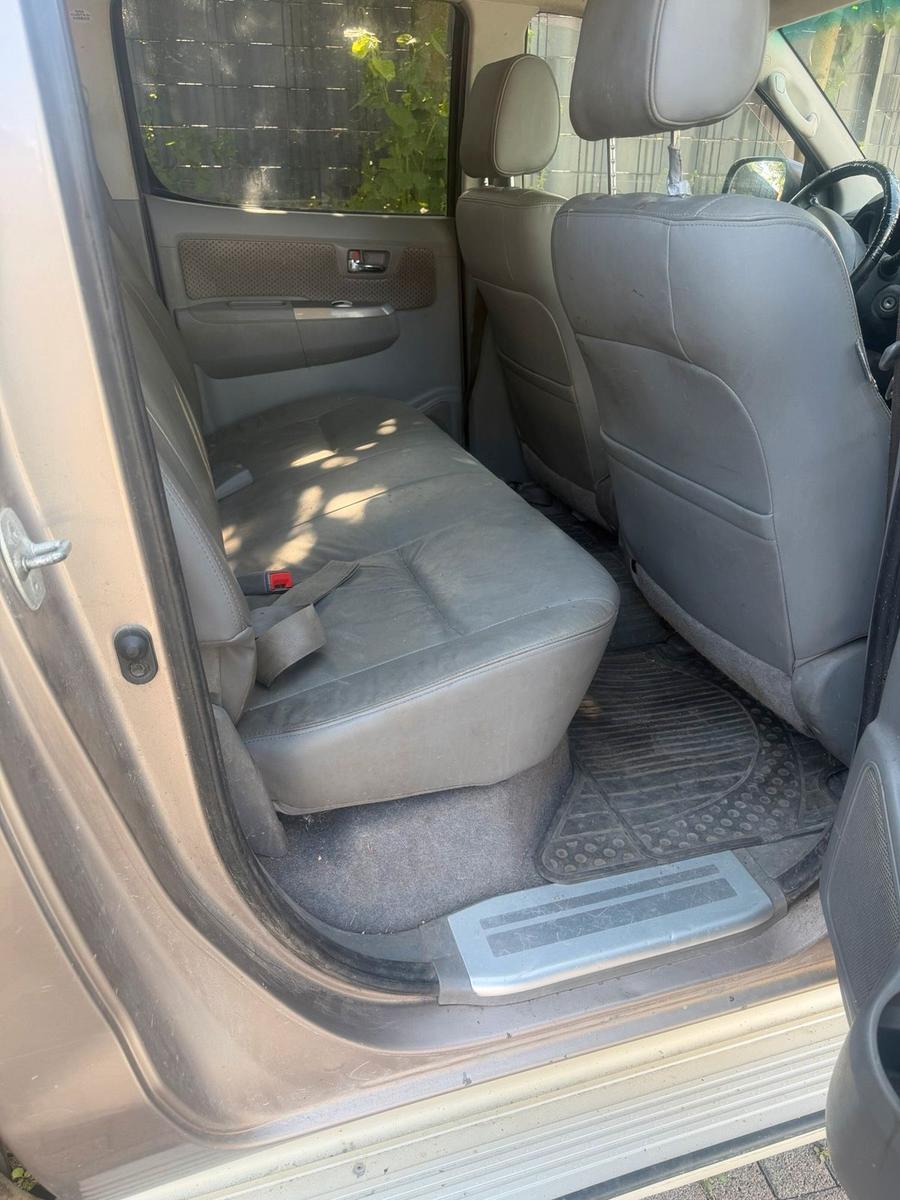 Toyota Hilux 2011 — photo 12