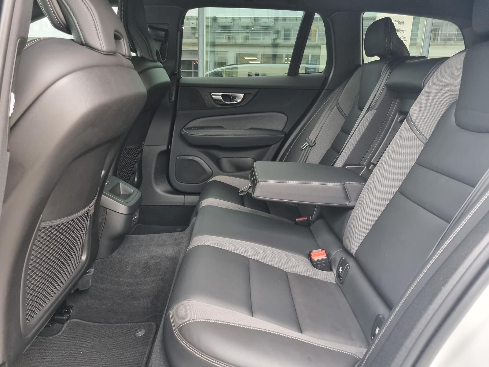 Fahrzeugabbildung Volvo V60 B4 Diesel Plus Dark 'Standheizung'