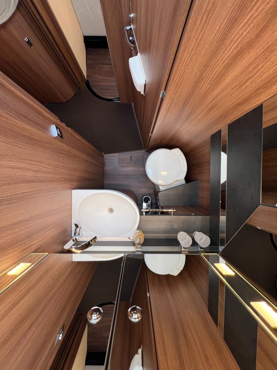 Fahrzeugabbildung Carthago Chic e-line I 50 LE DA Mercedes Sprinter Silver