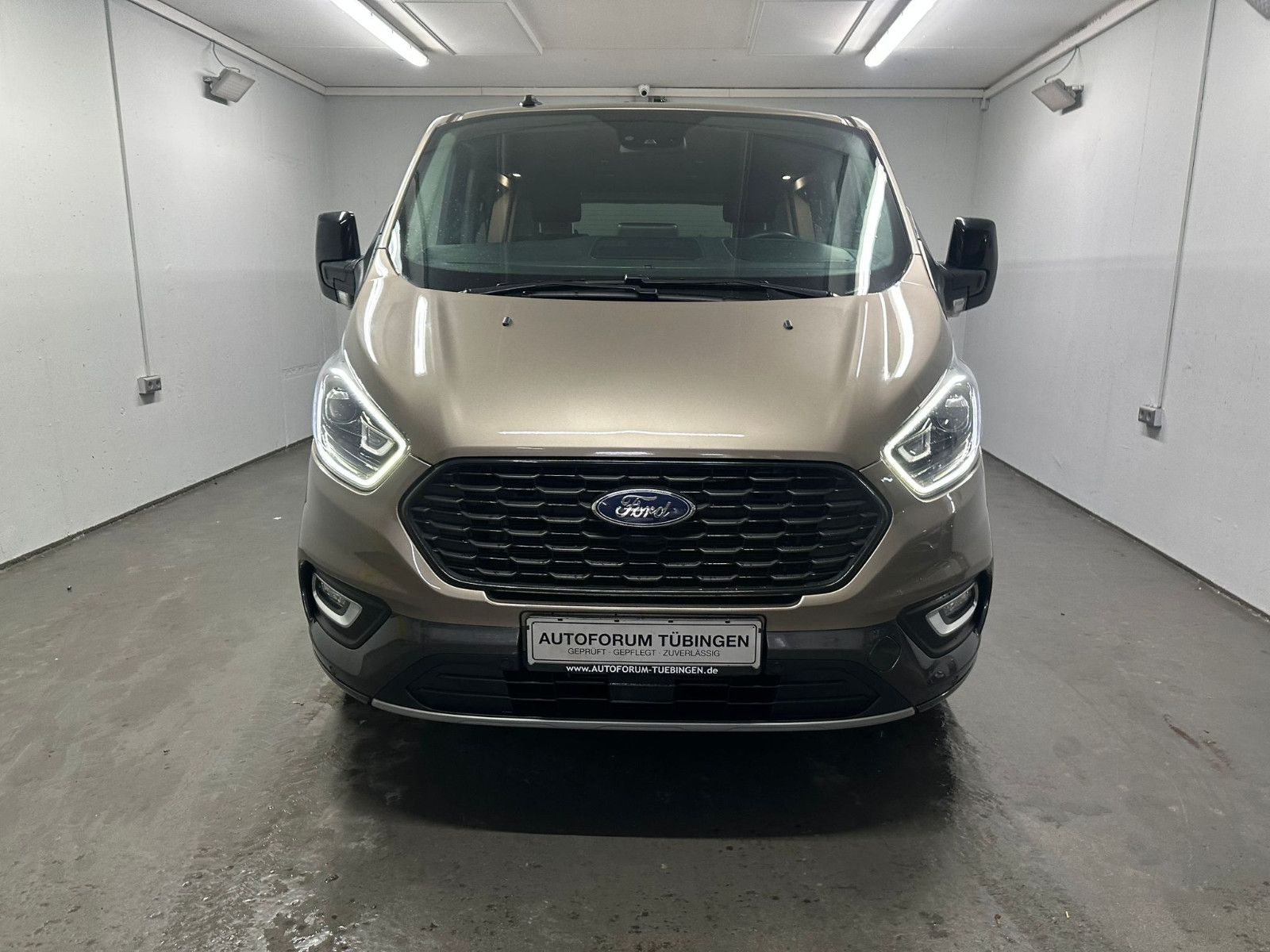 Fahrzeugabbildung Ford Tourneo Custom L1H1 Active*SDH*AHK*8-SITZE*XENON