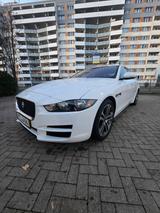 Jaguar XE S Automatik S - weiße Jaguar XE