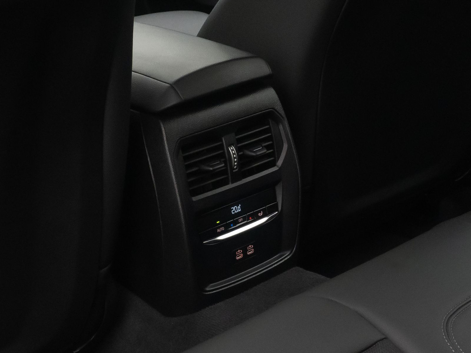 Fahrzeugabbildung BMW 320d HUD DAB Sport Komfort Alarm Teilleder AHK
