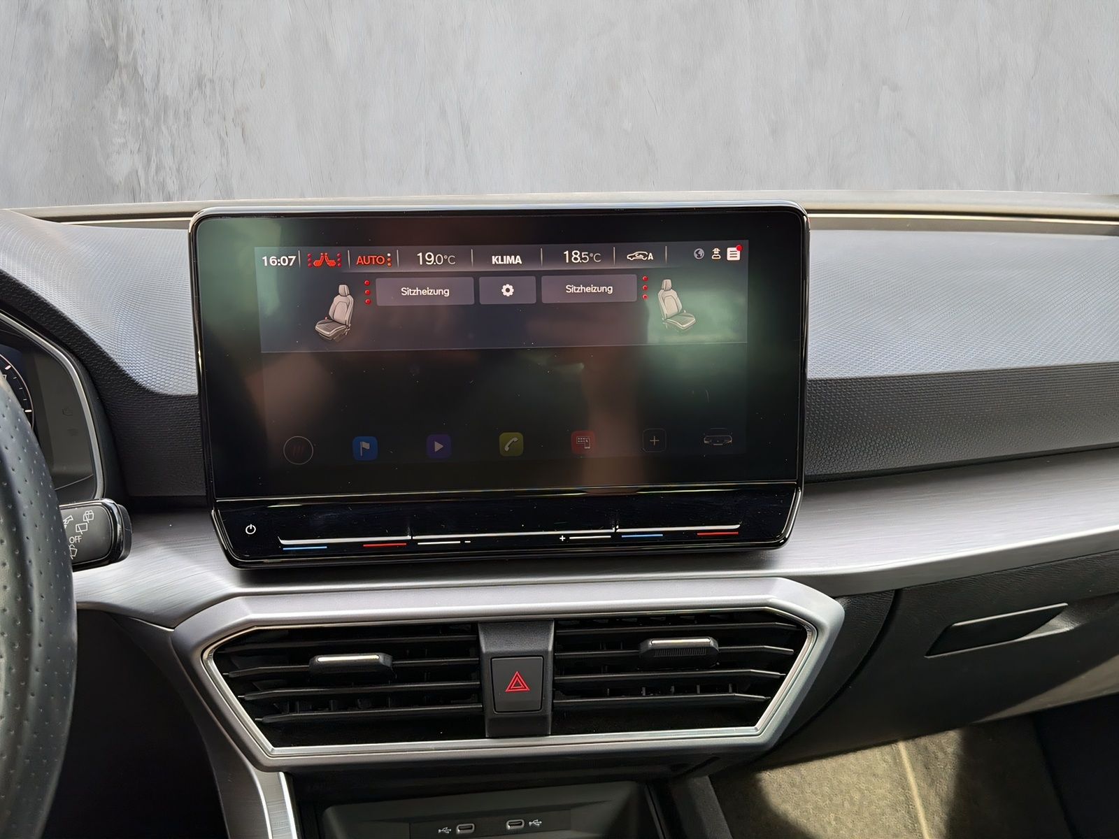Fahrzeugabbildung SEAT Leon FR DSG NAVI BEATS ACC LED WINTER PAKET PDC