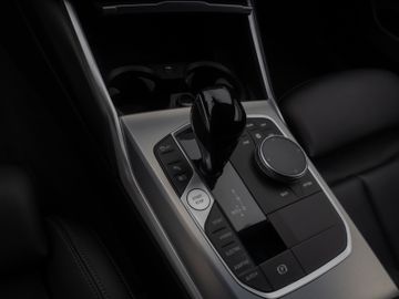 Fahrzeugabbildung BMW 320e Advantage DAB HiFi PDC AHK Alarm LED Sport