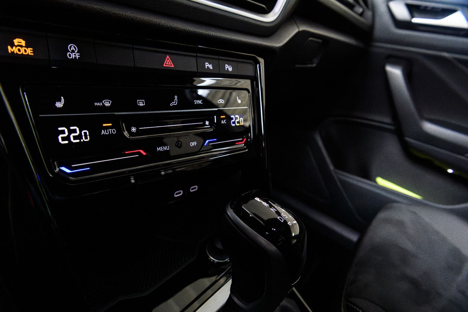 Fahrzeugabbildung Volkswagen T-Roc R-Line 1.5 TSI DSG LED+AHK+KAMERA+ACC+SHZ