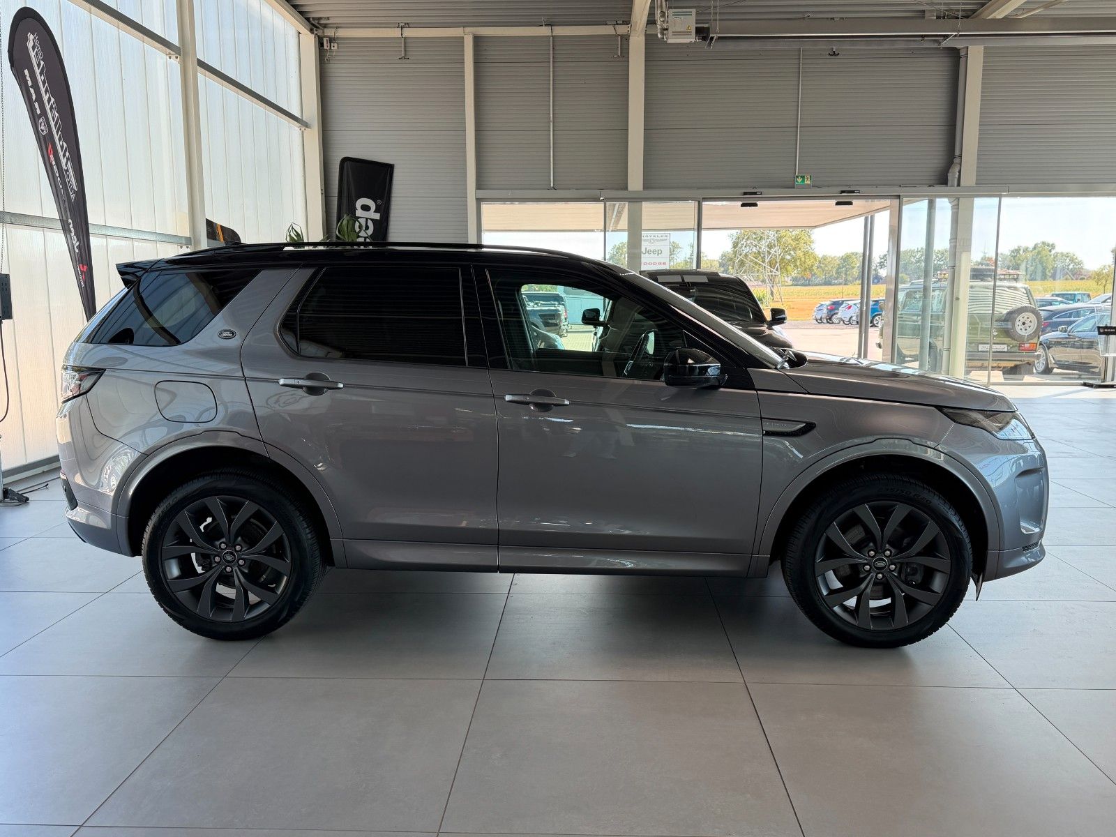 Fahrzeugabbildung Land Rover Discovery Sport 2.0 D 165 R-Dynamic SE AWD