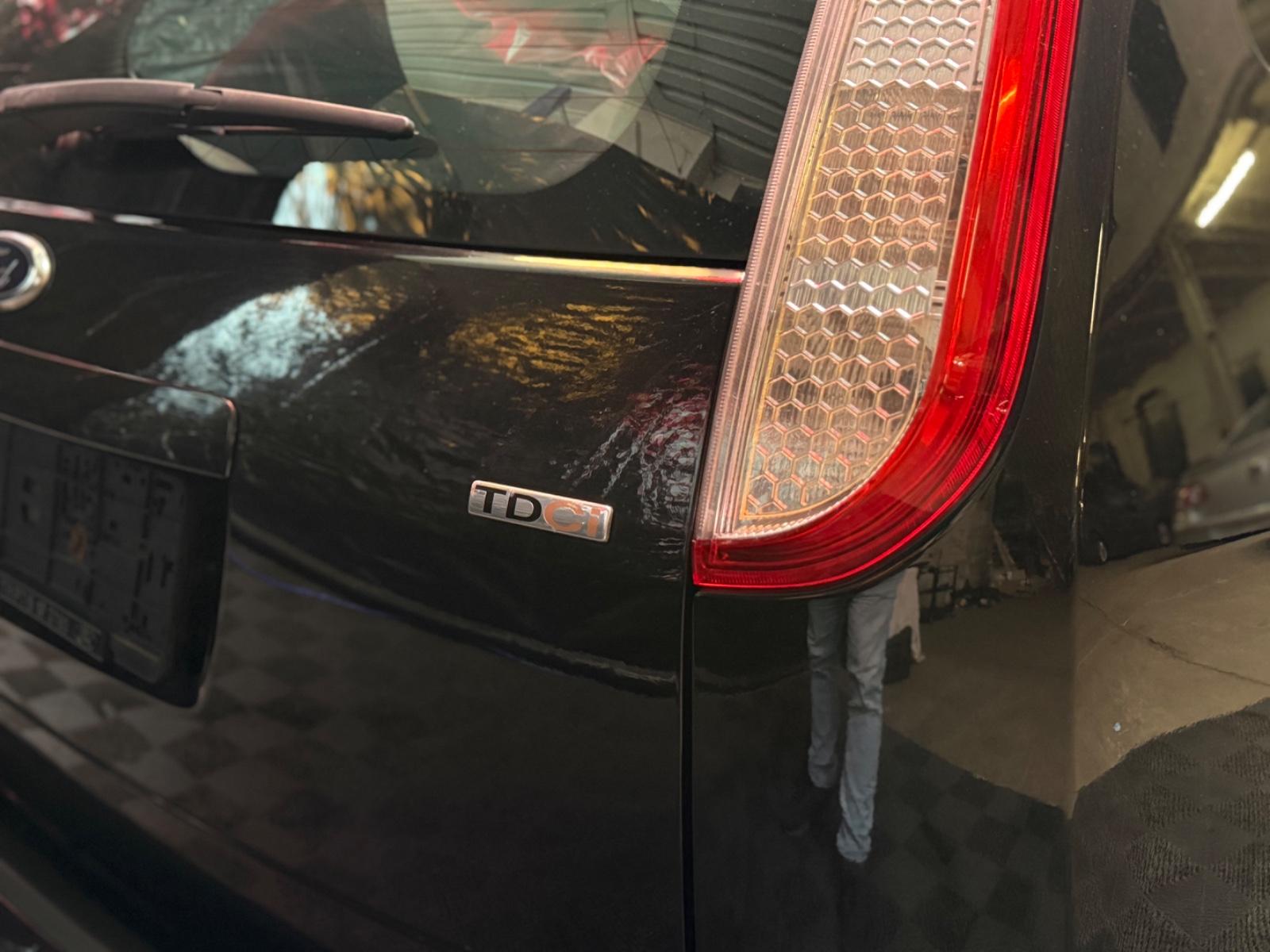 Ford Focus 2010 — photo 14