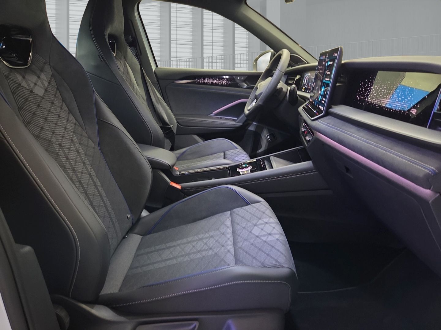 Fahrzeugabbildung Volkswagen Tayron R-Line 1.5 eHybrid DSG Sportpaket HUD AD