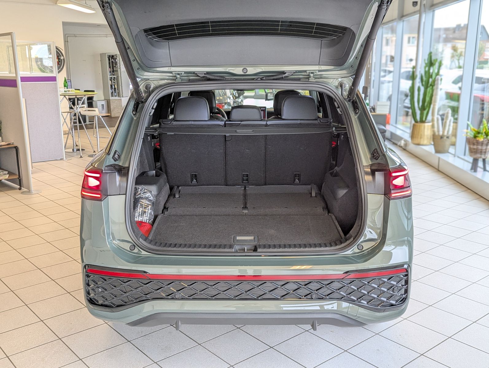 VW Tayron 2.0 R-Line Leder Launch Pano Black AHK 20 - Image 19