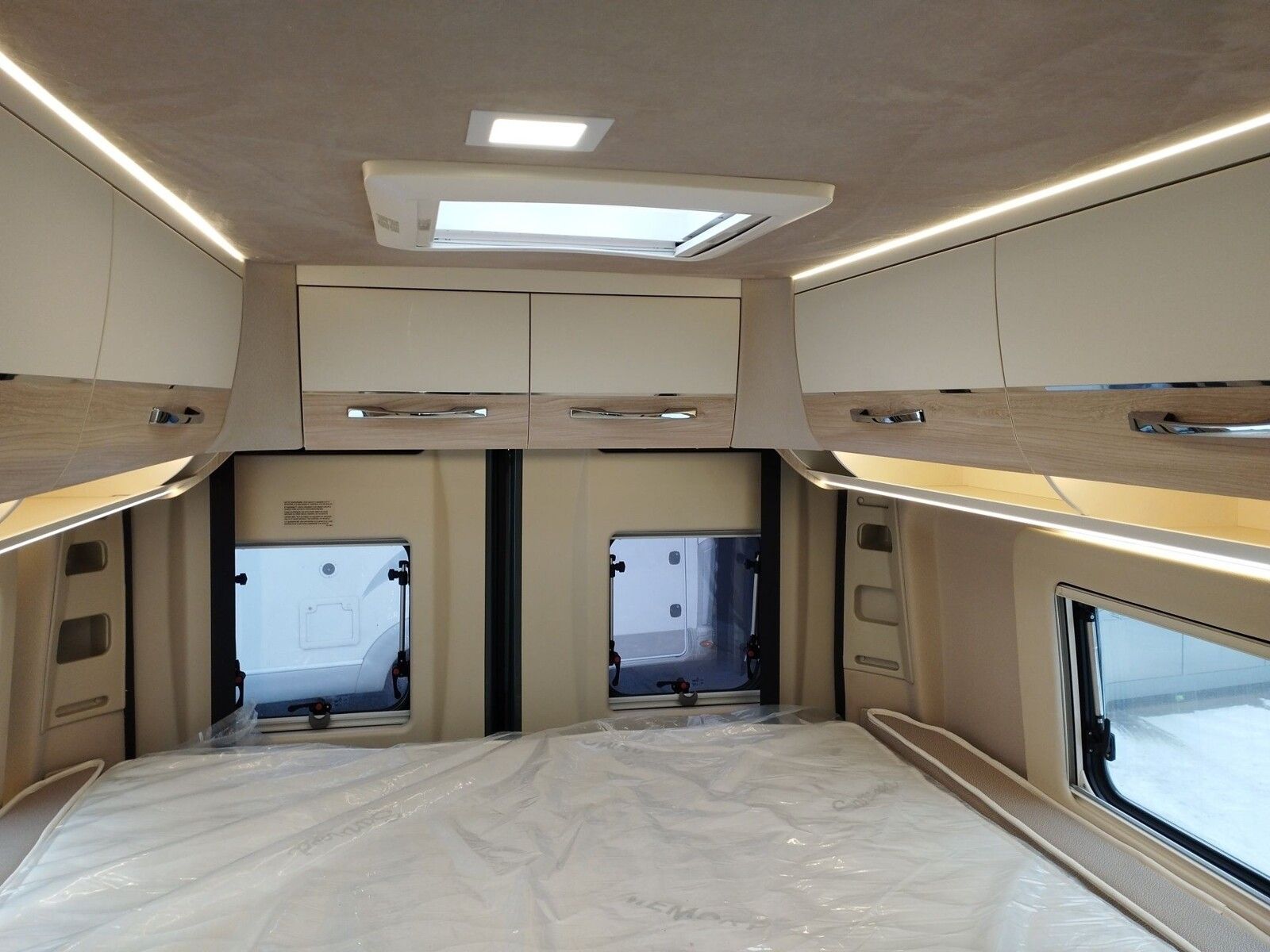 Fahrzeugabbildung Eura Mobil Van V 635 HB Captain-Chair-Sitze, Skyroof, RFK