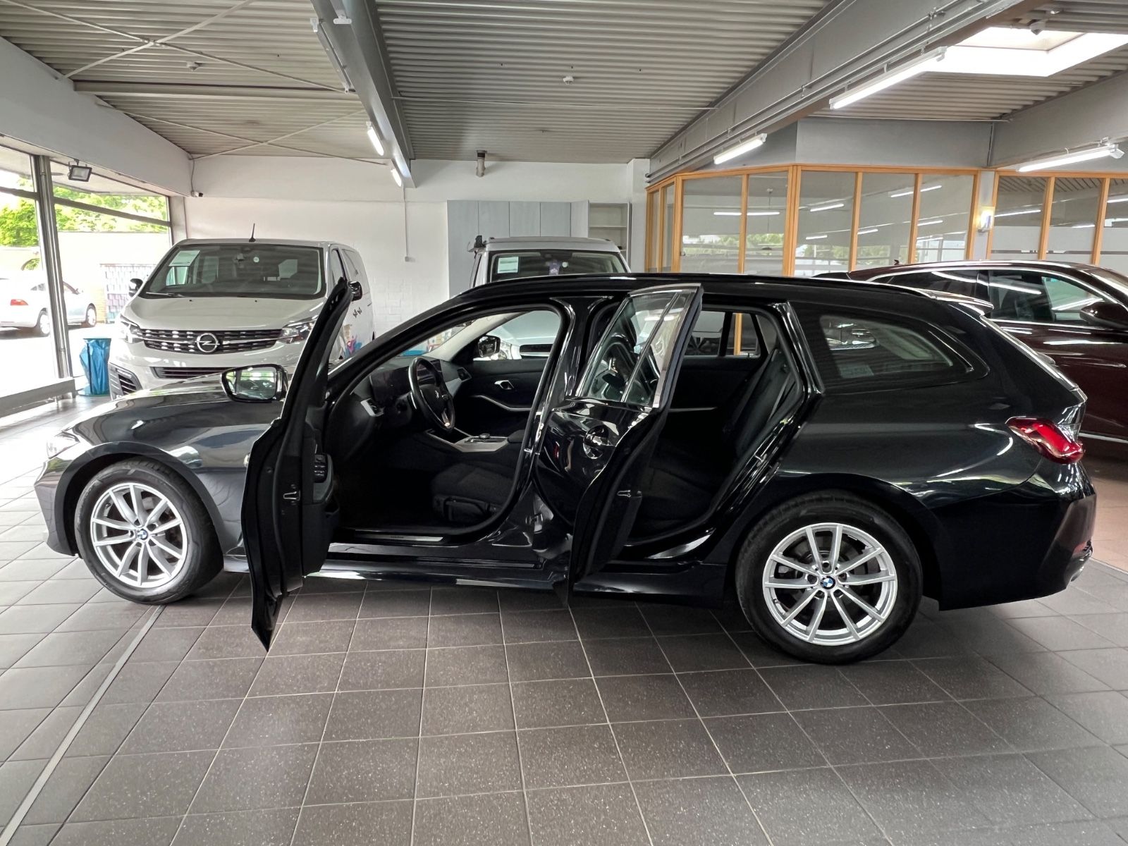 BMW 318d Touring Facelift+Keyless+Hifi+KurvenDISPLAY foto 7