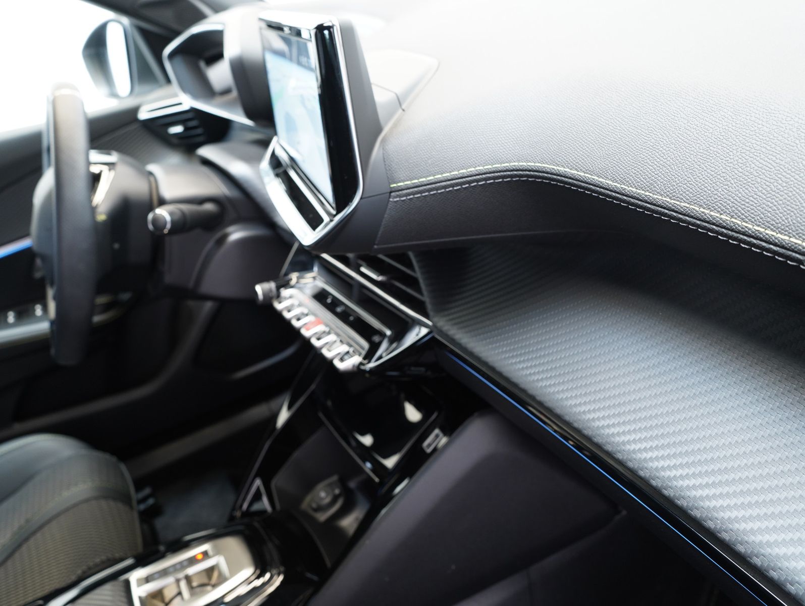 Fahrzeugabbildung Peugeot 2008 e- GT 11KW/LED/NAVI/360°/SOH