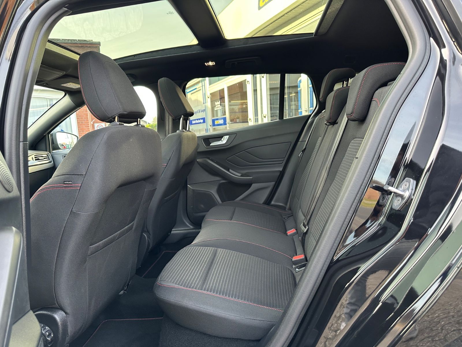 Fahrzeugabbildung Ford Focus Turnier 1.0 ST-Line X Pano/ACC/Matrix/Navi