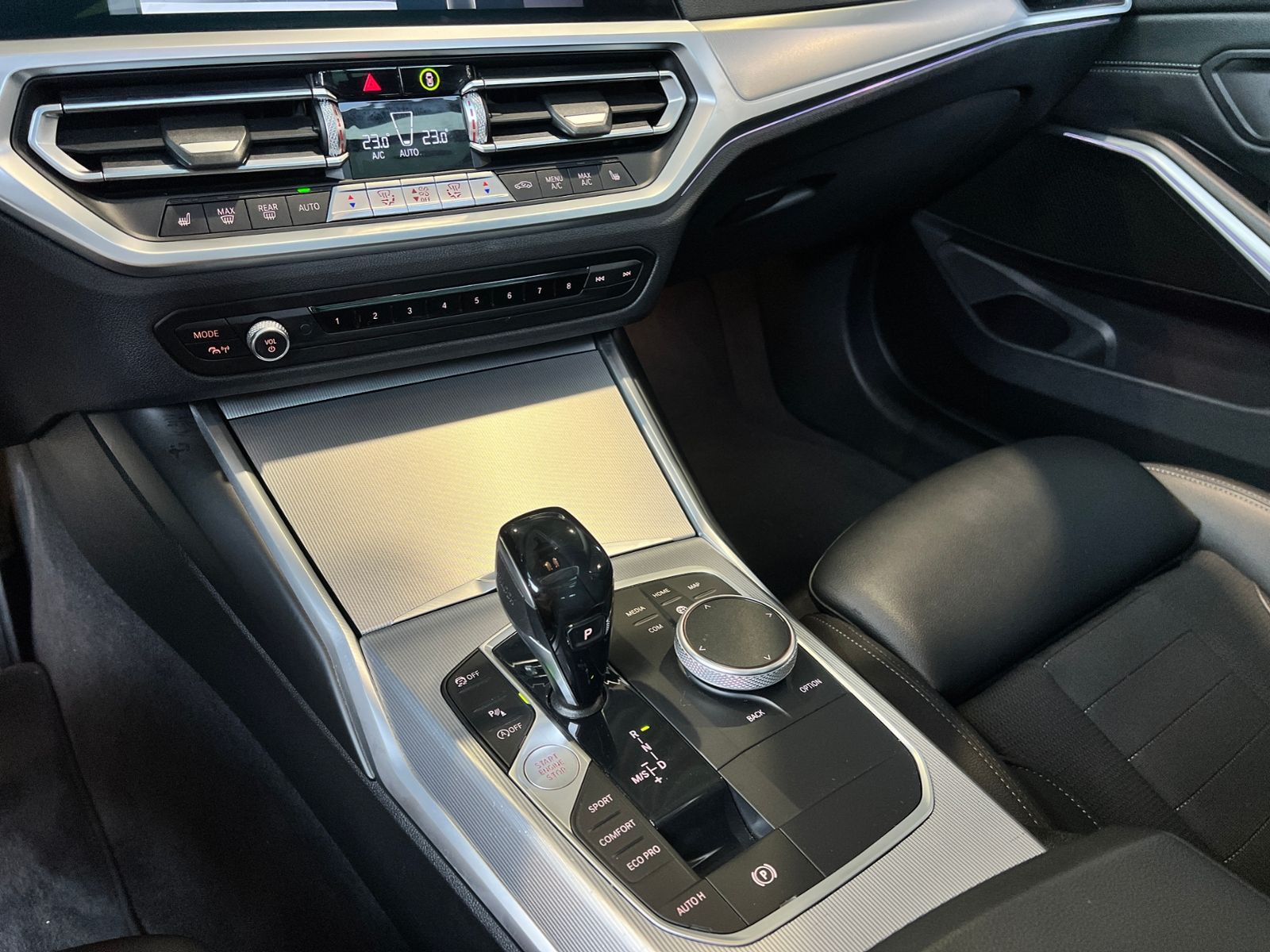 Fahrzeugabbildung BMW 320i Touring Sport Line PANO ACC LASER RFK