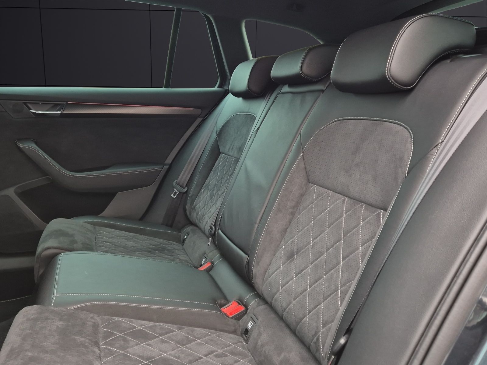 Fahrzeugabbildung SKODA Superb Combi TSI Sportline 4x4 DSG Standhzg. Mat