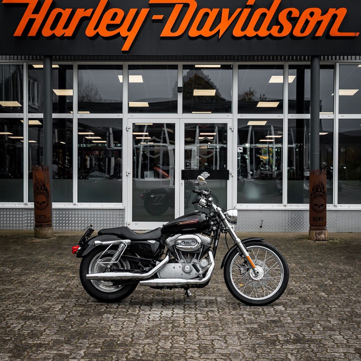 Fahrzeugabbildung Harley-Davidson XL883C CUSTOM SPORTSTER - VORVERLEGTE FUßRASTE