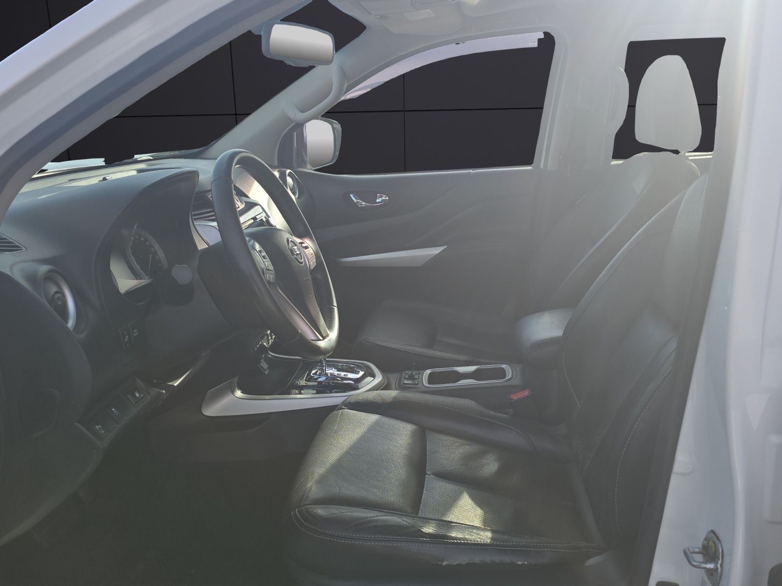 Fahrzeugabbildung Nissan Navara NP300 Tekna Double Cab 4x4 RFK SH LED