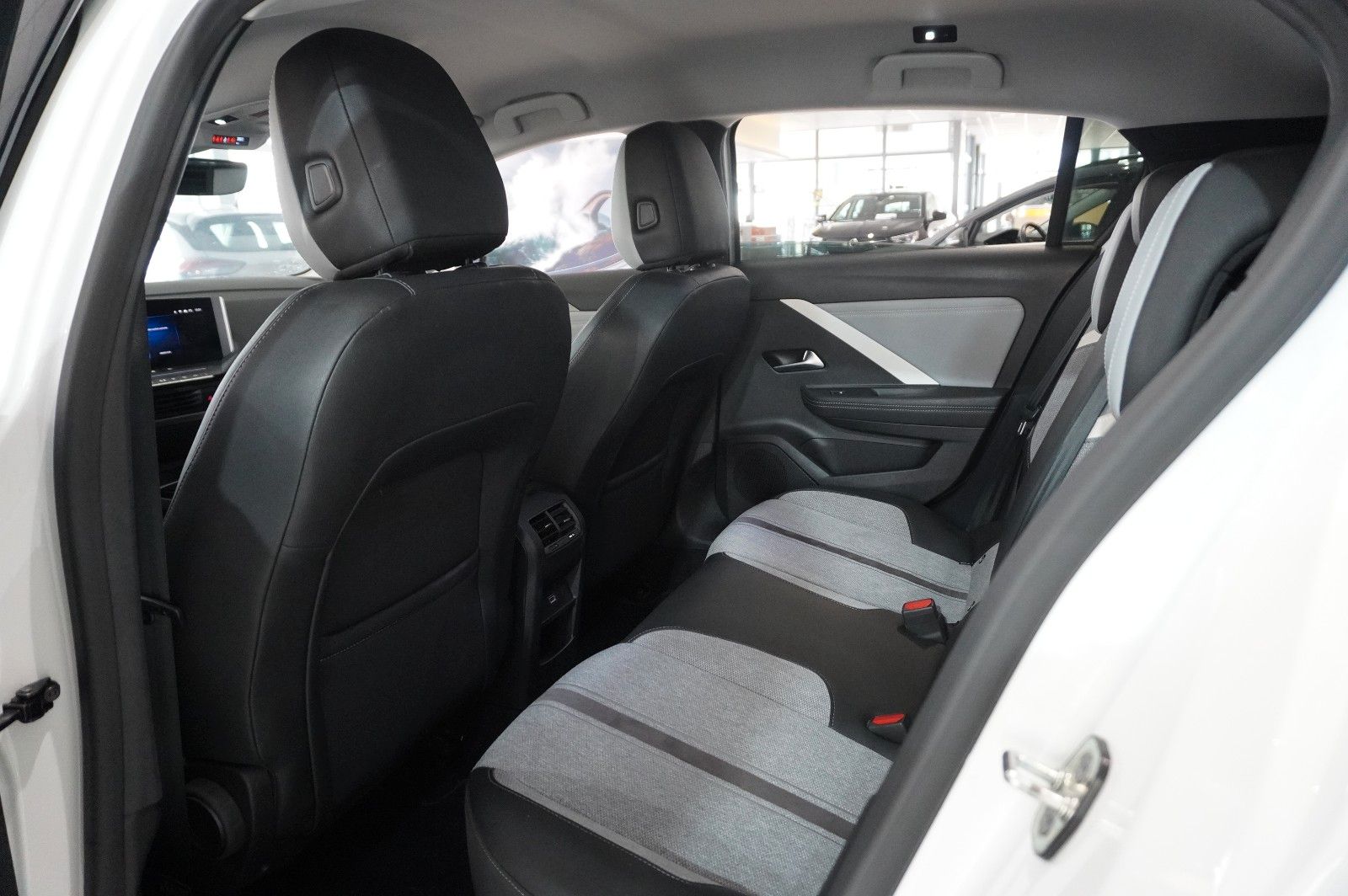 Fahrzeugabbildung Opel Astra L Lim. 1.2T ELEGANCE NAVI/LED/KAMERA/SPORT