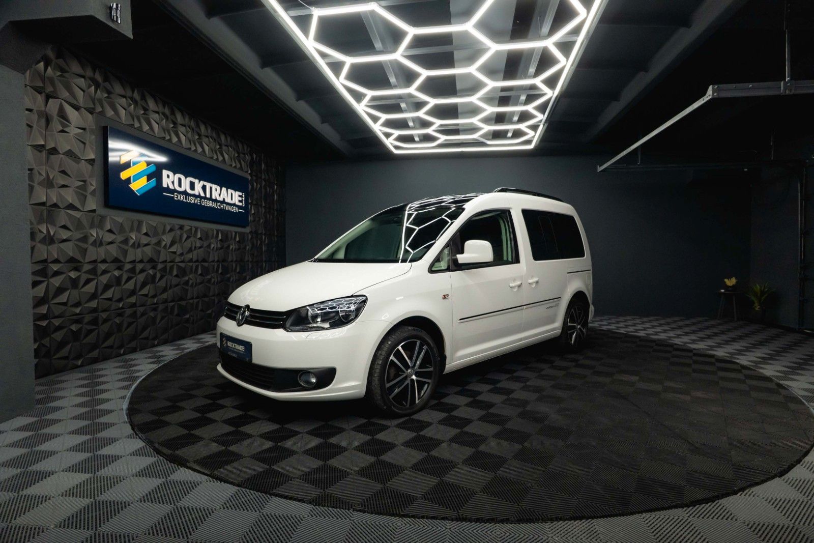 Fahrzeugabbildung Volkswagen Caddy 1.6 TDI DSG Edition 30 Sport | Alcantara