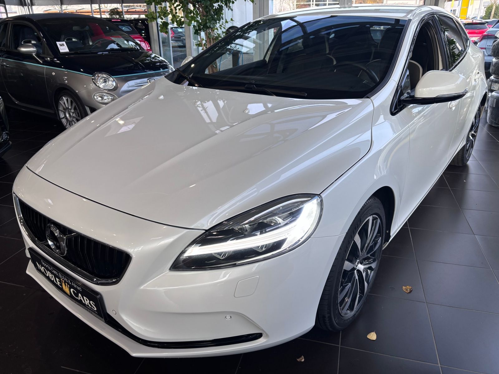 Fahrzeugabbildung Volvo V40 Linje Svart LED NAV SHZ PDC RFK ALU