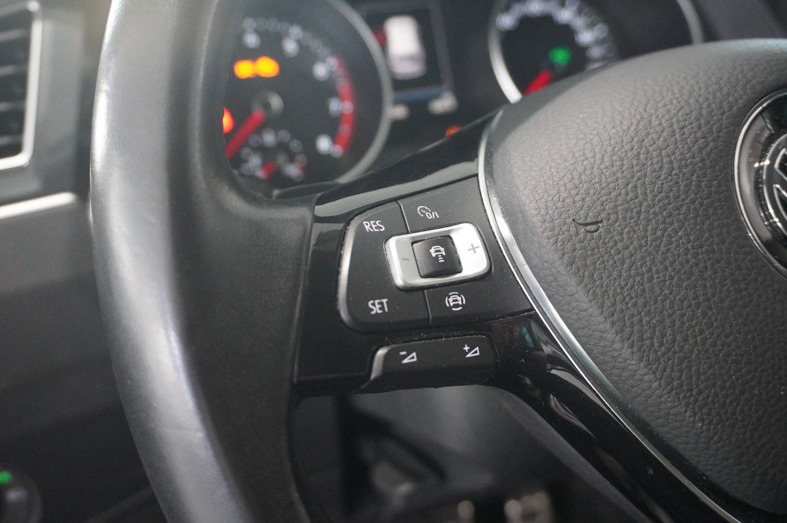 Fahrzeugabbildung Volkswagen Tiguan 2.0 TSI UNITED 4M DSG NAVI/LED/ACC/SH/AHK