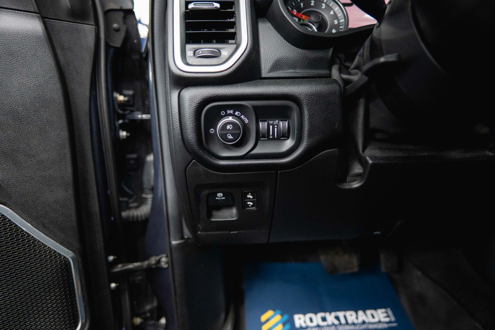 Fahrzeugabbildung Dodge RAM 5.7 V8 HEMI 4x4 Offroad LARAMIE Night 19%